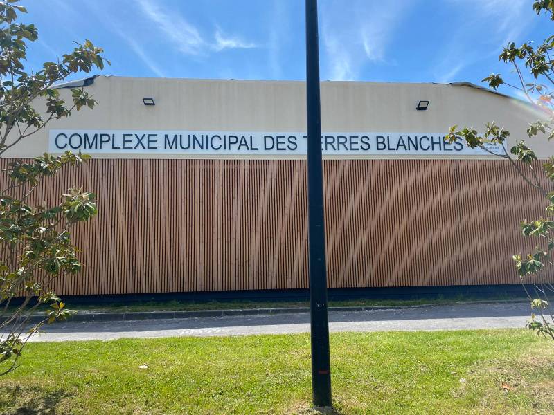 Enseigne en lettres découpées pour le complexe municipale de Bouc Bel Air