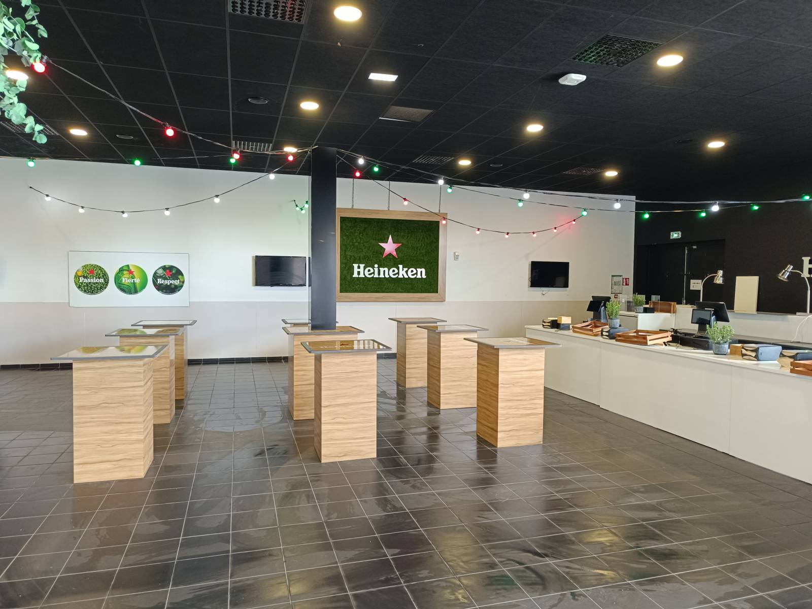 Décoration intérieure complet, habillage de mur et création de comptoir pour le stade Vélodrome à Marseille (13).