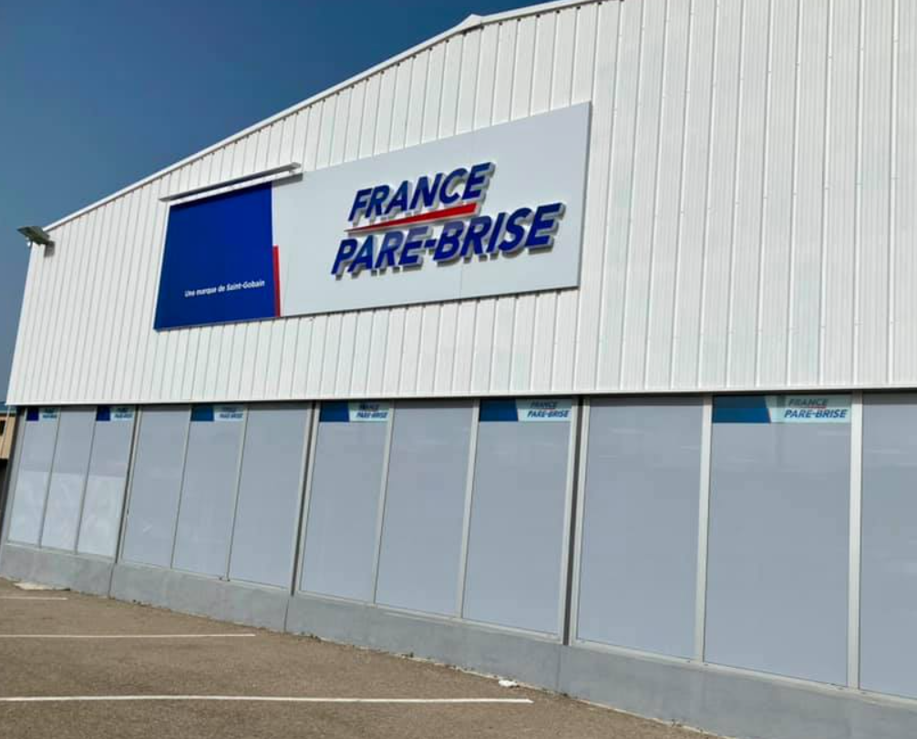 Conception enseigne publicitaire en lettres boitiers plexiglas avec éclairage leds à Trets