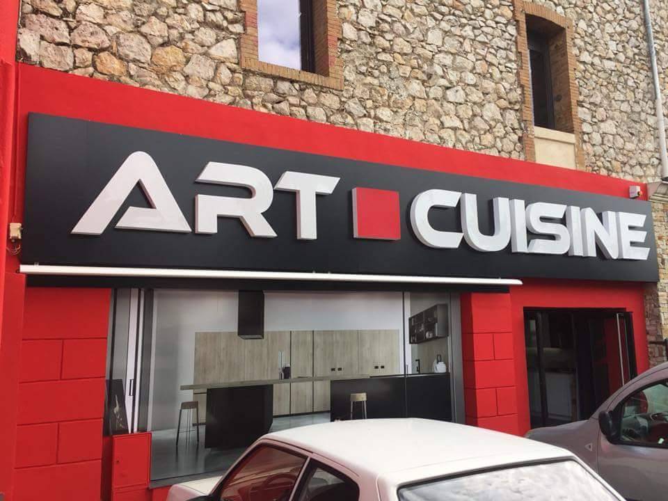 Conception d'enseigne lumineuse en caisson à Marseille la Valentine 13011