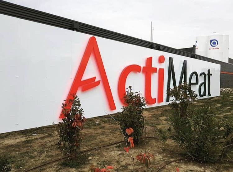Conception d'une enseigne lumineuse en lettres boîtiers à Manosque