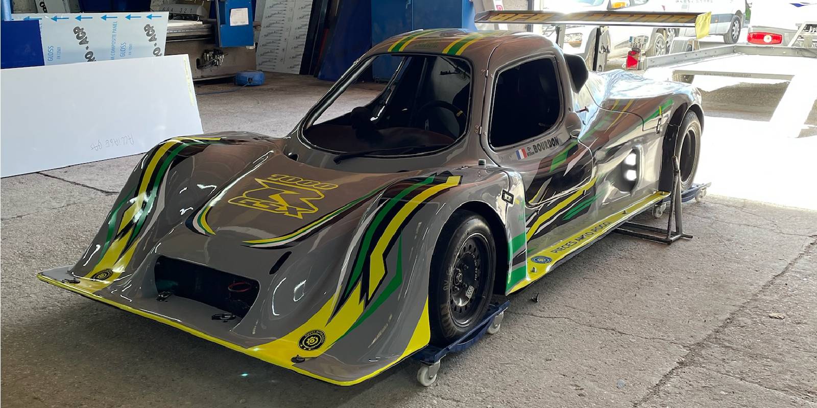 Flocage véhicule de course monoplace. Semi covering & Marquage par adhésif Fluo à Berre L'étang (13)