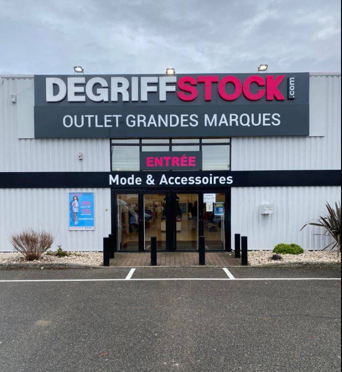 Enseigne lumineuse en alucomposite avec lettre boitiers au Degriff Stock de Montoban 