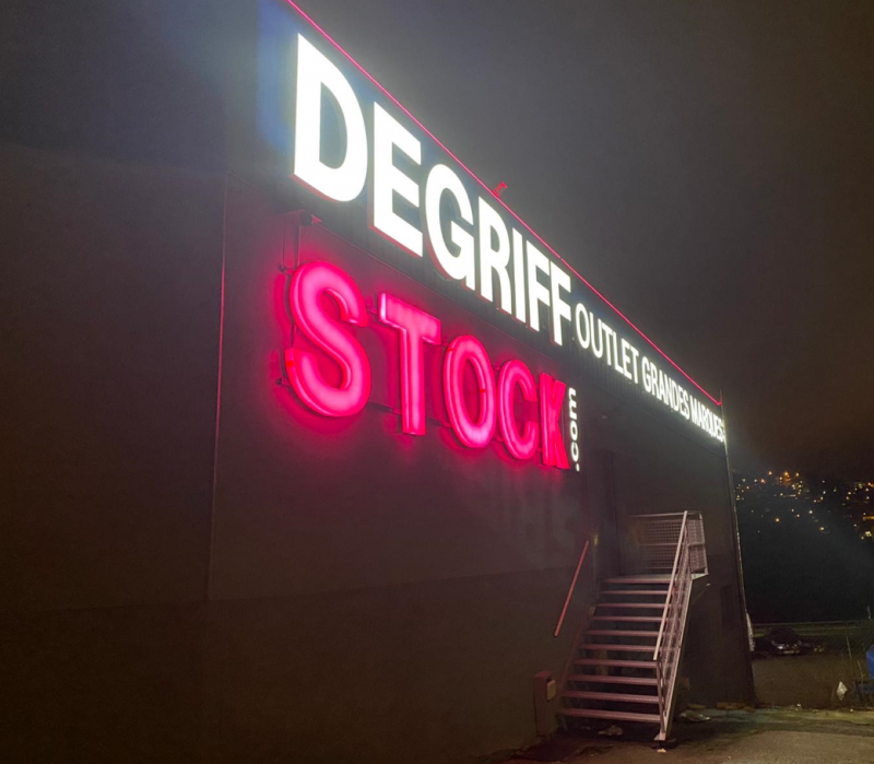 Conception d'une enseigne lumineuse en lettres boiters pour Degriff Stock à Plan de campagne 