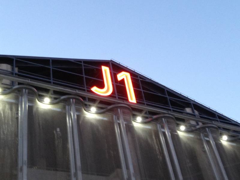 J1 Marseille Lettres baignoires néon